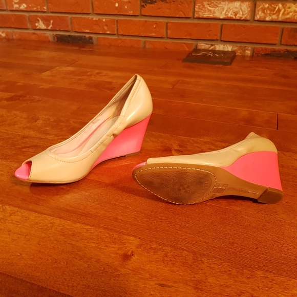 Vince Camuto Cream & HotPink Wedges - Picture 4 of 5